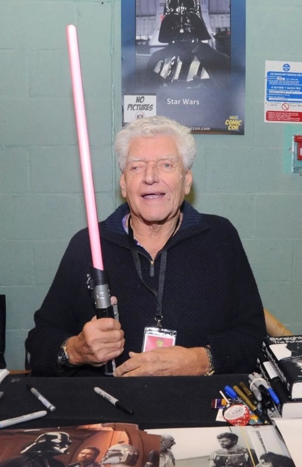 David-Prowse-posing-with-lightsaber