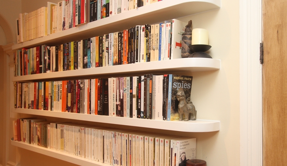 bookshelves-installed-in-an-apartment-hallway