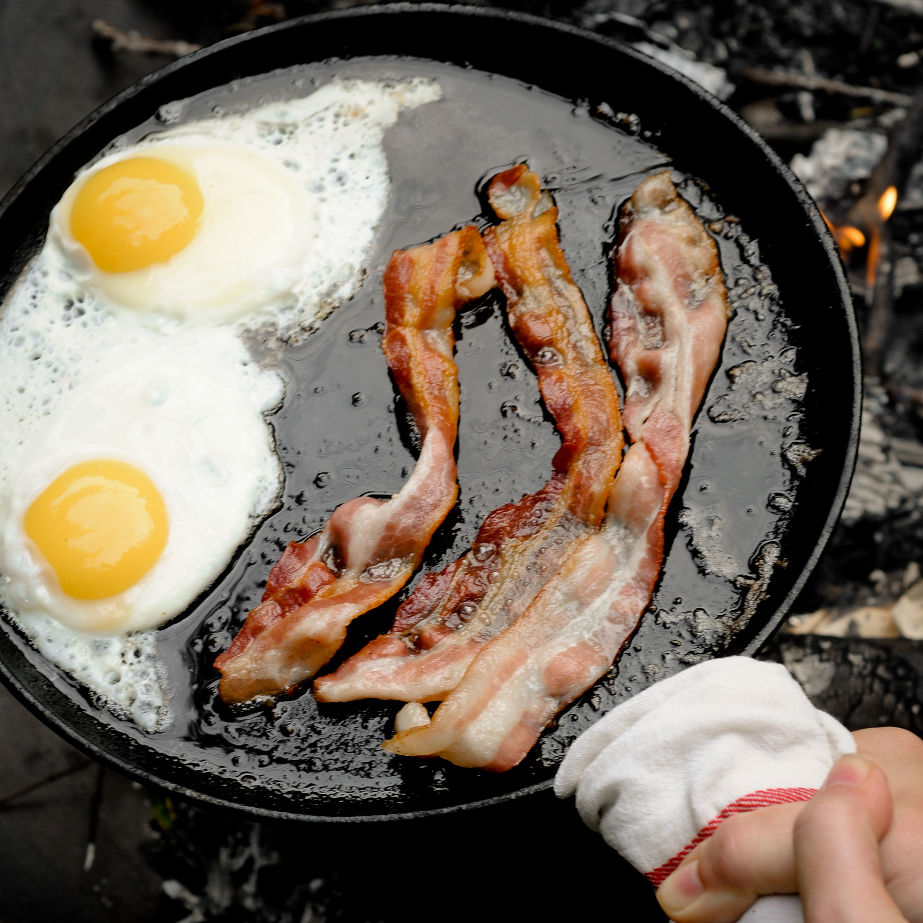 campfire-grub-eggs-and-bacon-skillet-campfire-cooking