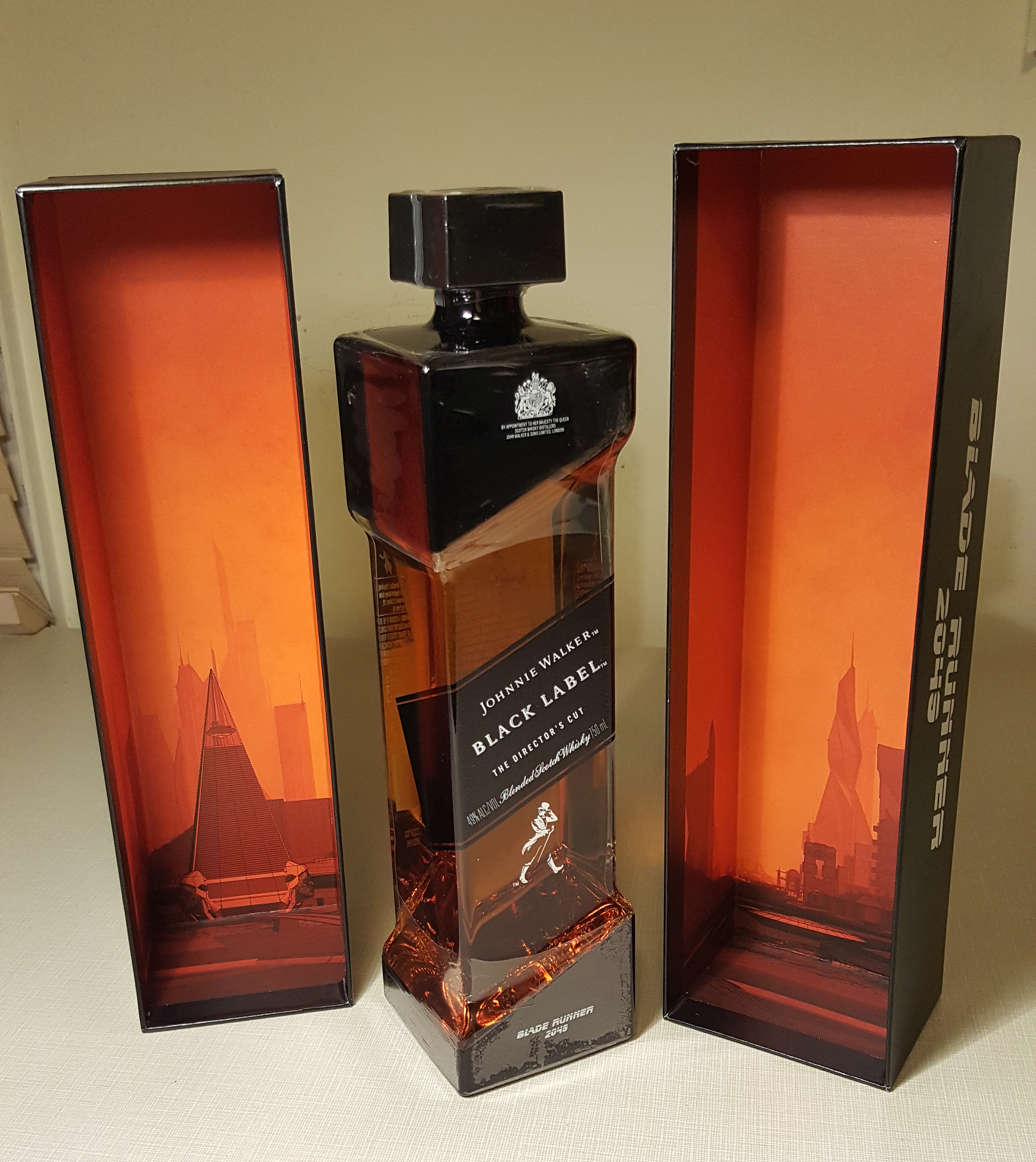 johnnie-walker-blade-runner-whiskey-box-openingjohnnie-walker-blade-runner-whiskey-box-opening